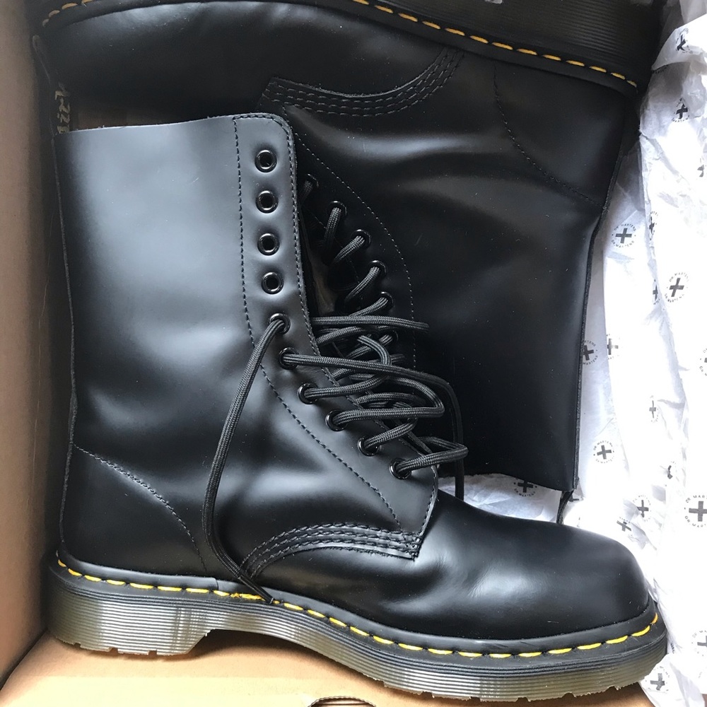 Dr. Martens 1490 NEW IN BOX